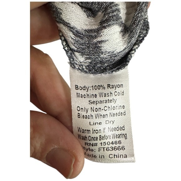 Monday Fun Black & White Abstract Print Blouse – Size L, 100% Rayon - Picture 6 of 7